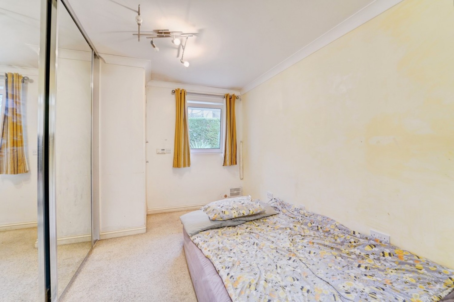 2 bedroom Flat for Sale Garden Flat, De Parys Lodge, De Parys Avenue,