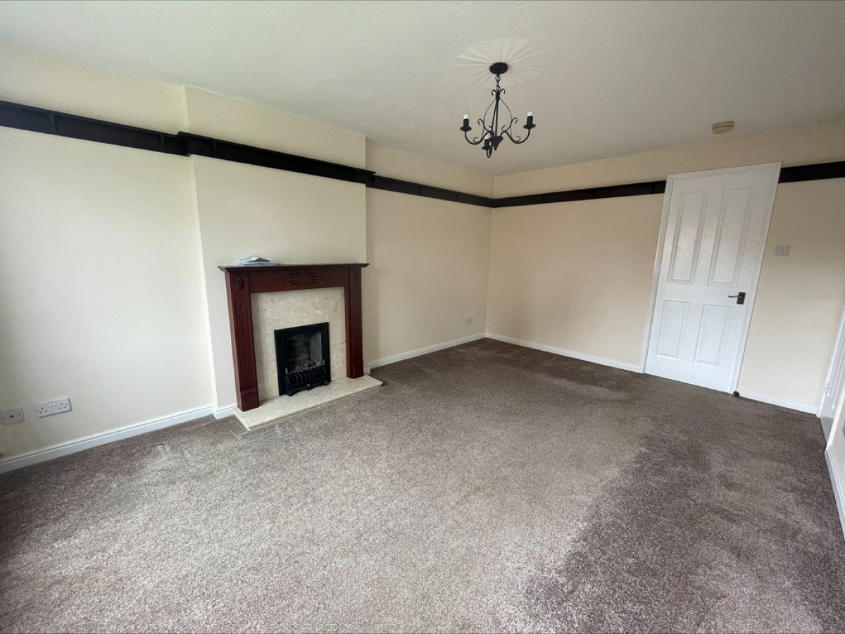 Poynton Drive, Throapham