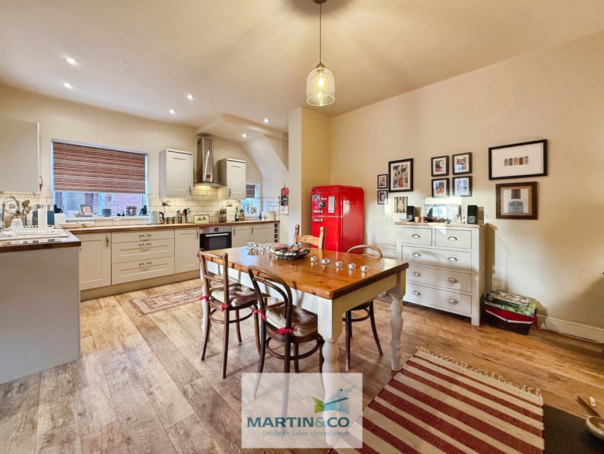 Doncaster Road, Carlton In Lindrick