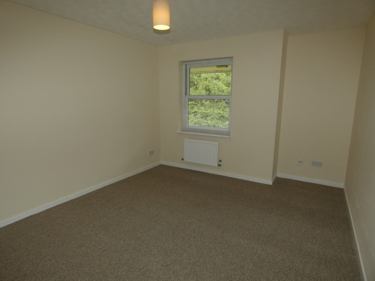 210L Emberton House, North Row