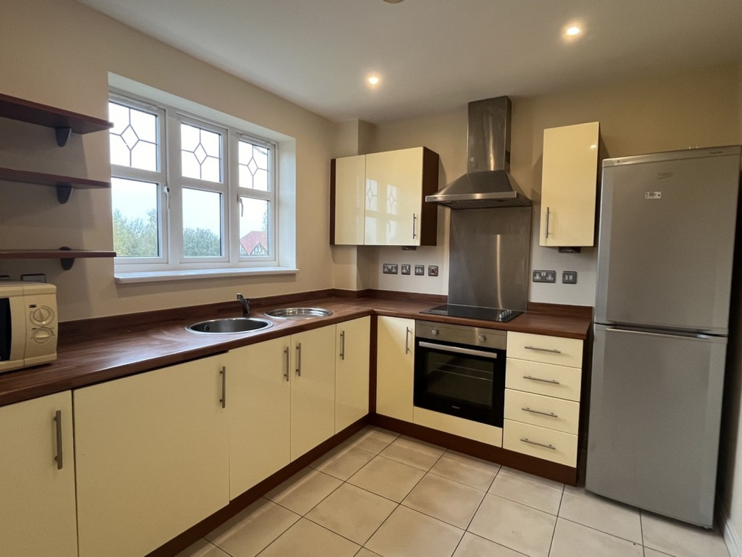 2 bedroom Flat for Letting Holden Avenue, Whalley Range, Manchester