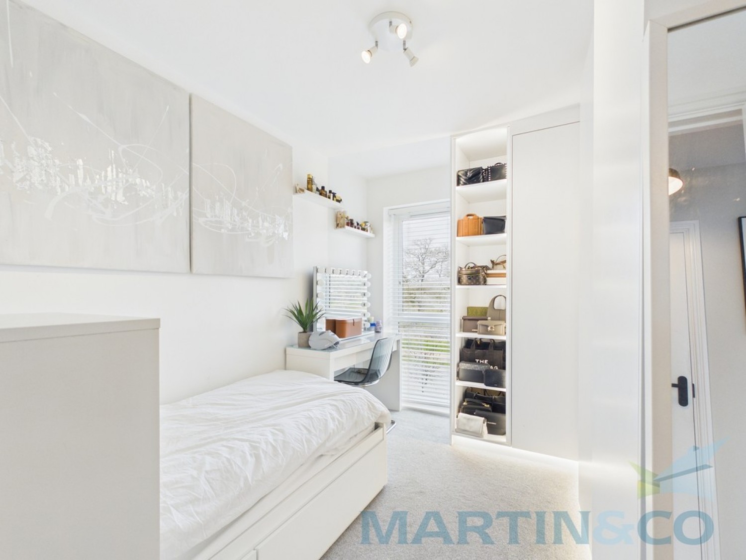 2 bedroom Flat for Sale Icarus Avenue, Burgess Hill