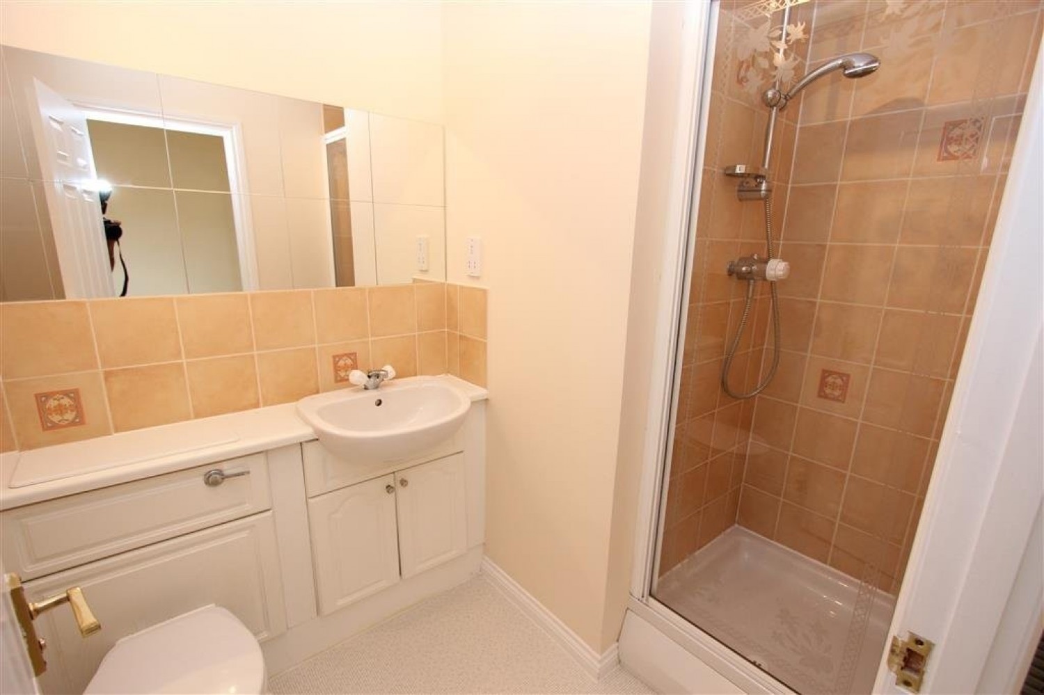 CATHCART - Old Castle Gardens - Two Bedroom Unfurnished Flat