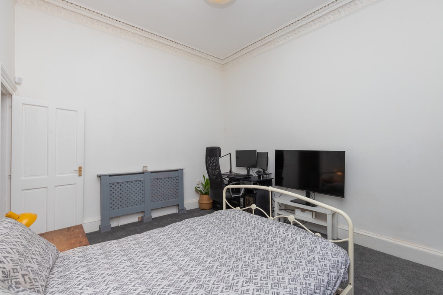 2 bedroom Flat in Queens Park Avenue, Queenspark, Glasgow