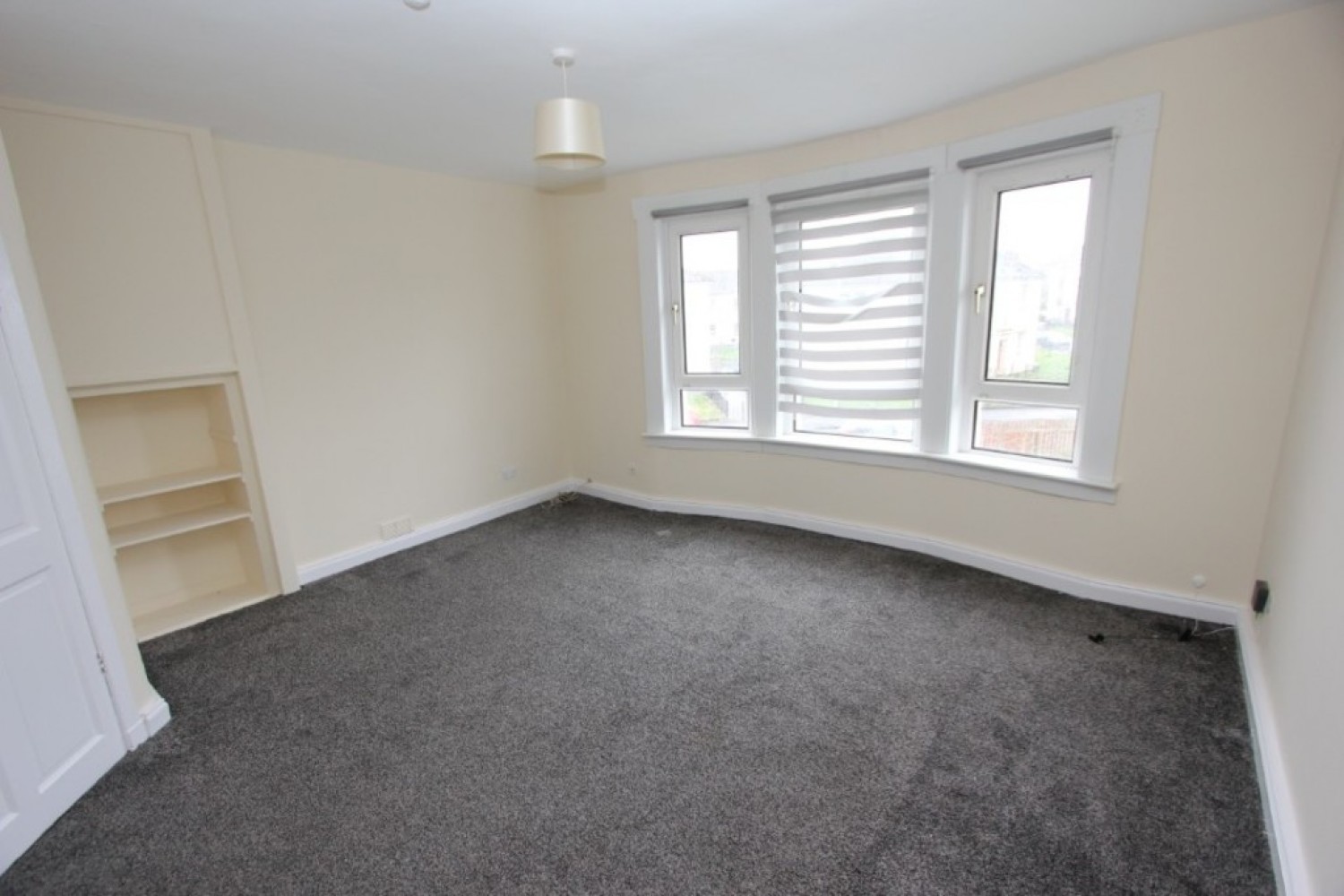 2 bedroom Flat for Letting THORNLIEBANK-ROUKENBURN STREET- G46 8EH- PART FURNISHED