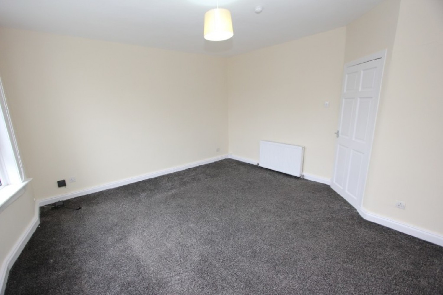 2 bedroom Flat for Letting THORNLIEBANK-ROUKENBURN STREET- G46 8EH- PART FURNISHED