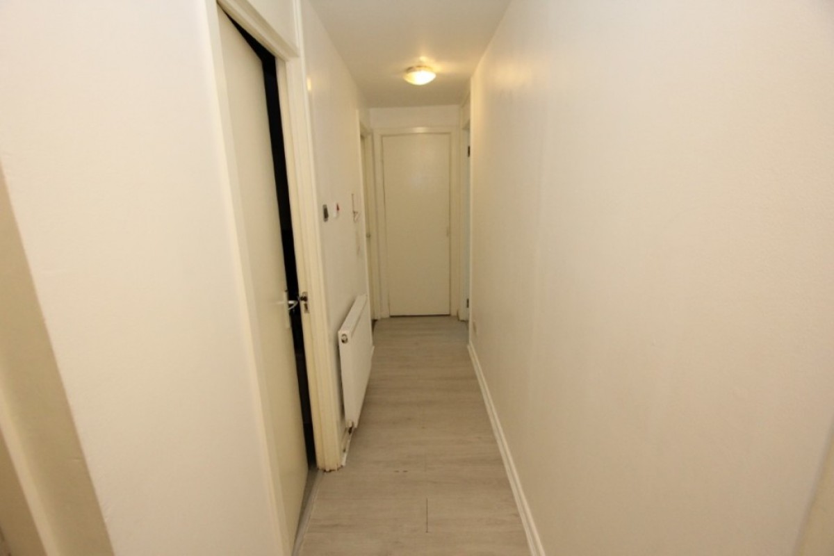 THORNLIEBANK -KYLEAKIN ROAD- G46 8AF