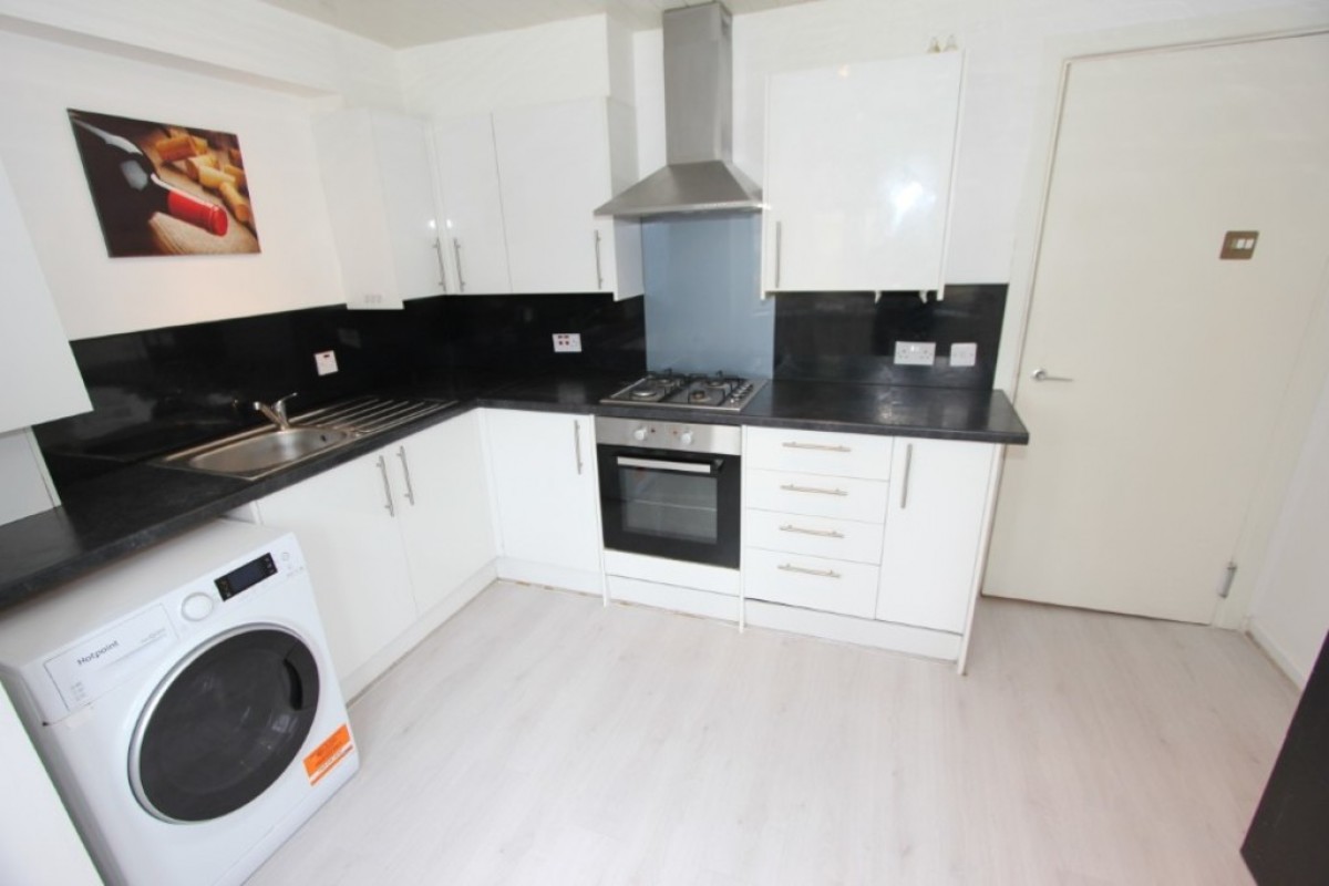 THORNLIEBANK -KYLEAKIN ROAD- G46 8AF