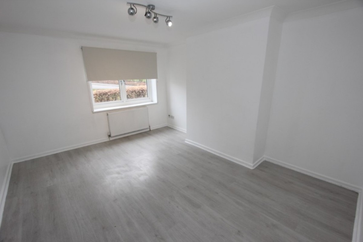 THORNLIEBANK -KYLEAKIN ROAD- G46 8AF