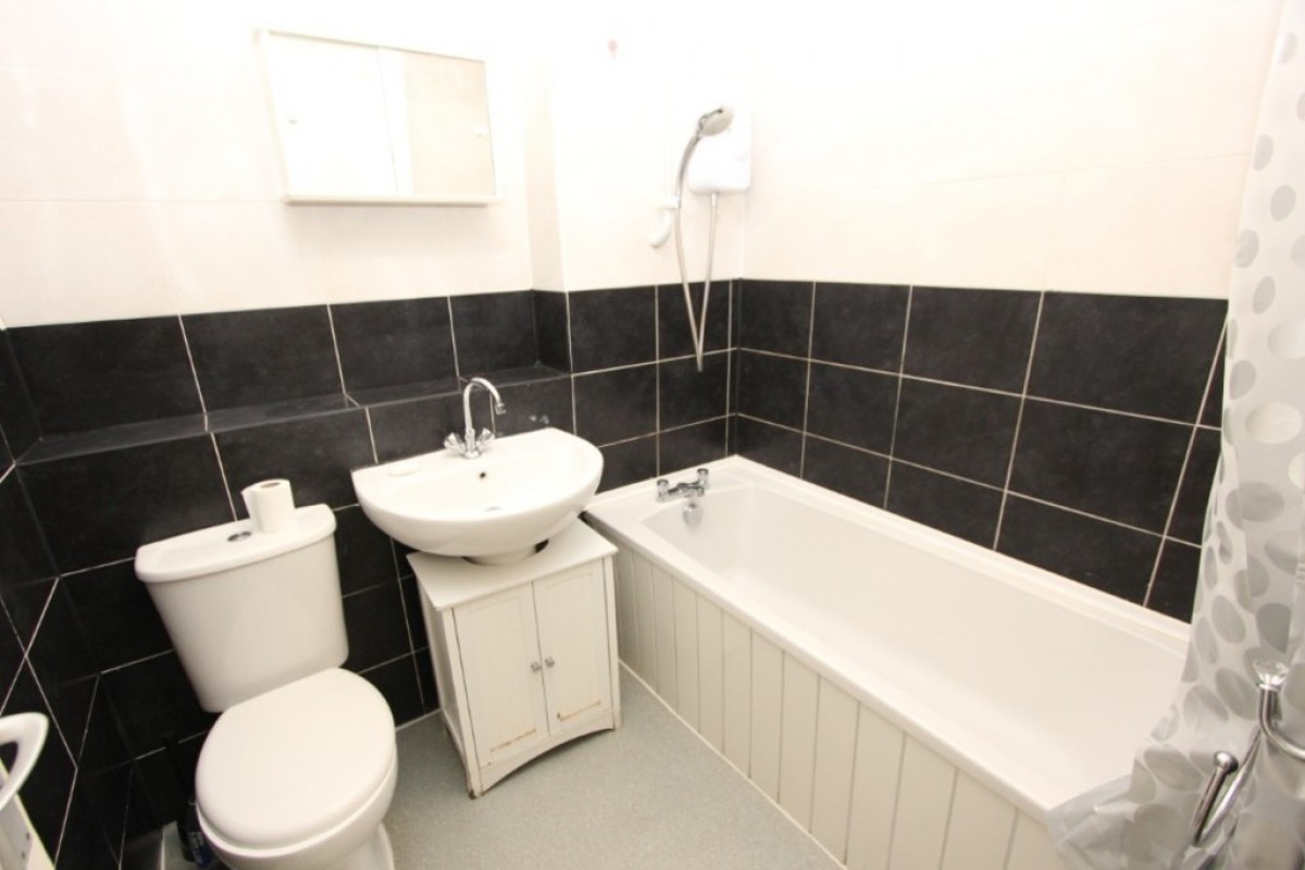 THORNLIEBANK -KYLEAKIN ROAD- G46 8AF