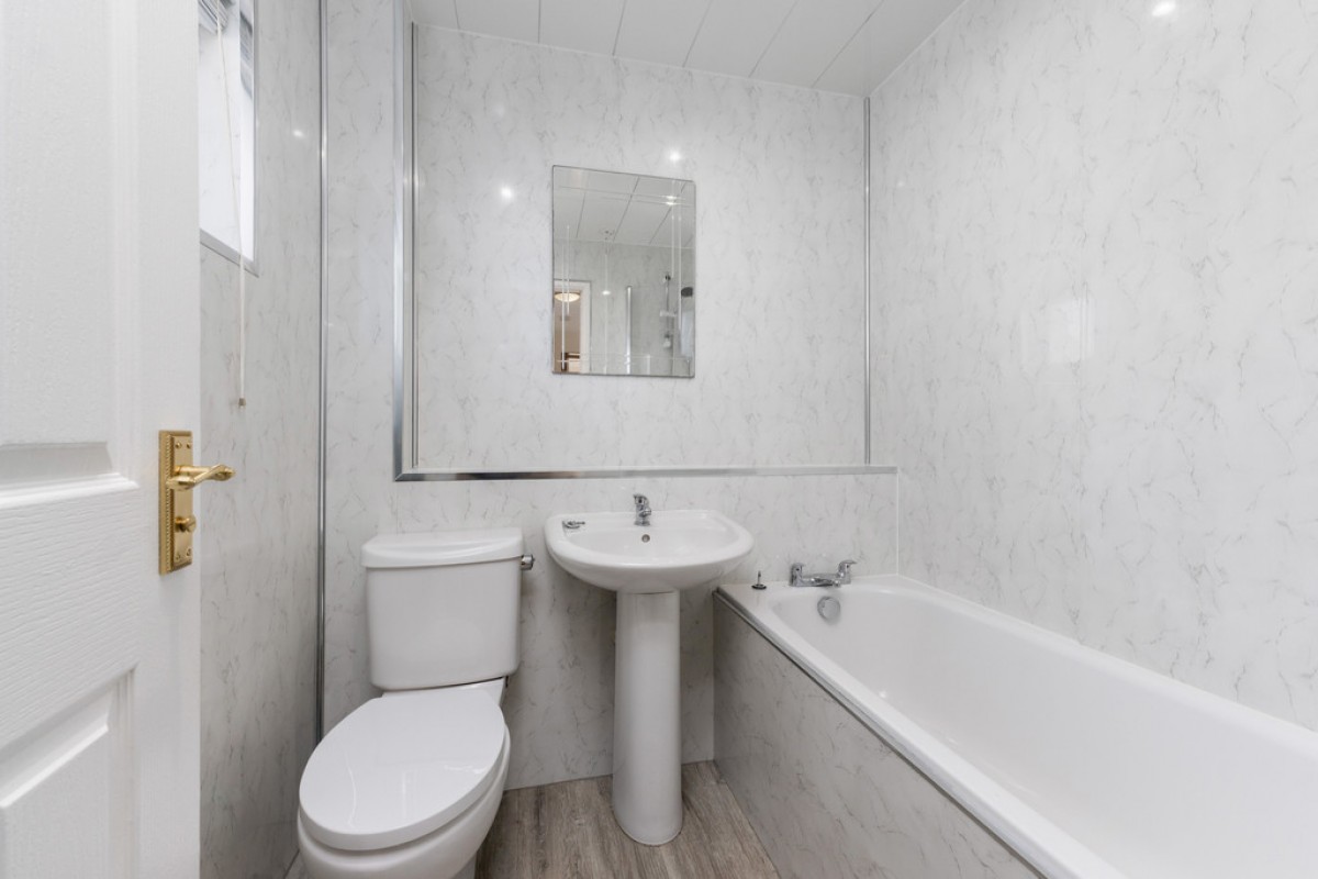 Kenmore Avenue, Livingston