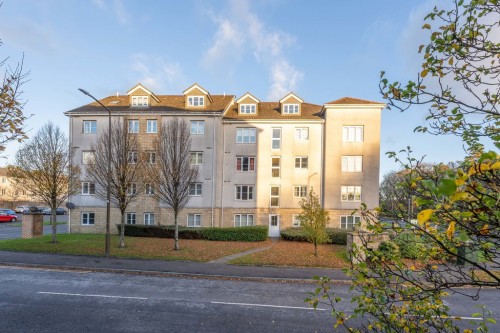 Queens Crescent, Livingston