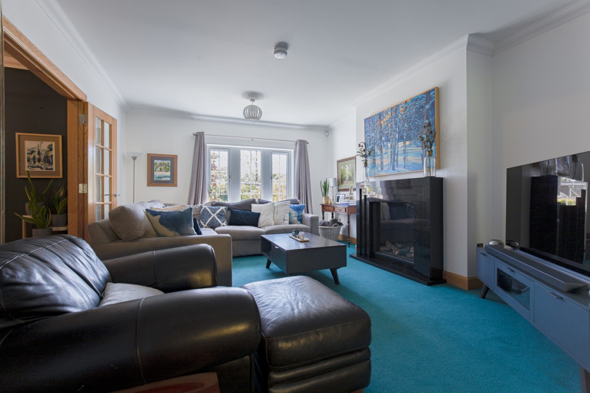 Friarsfield Way, Cults