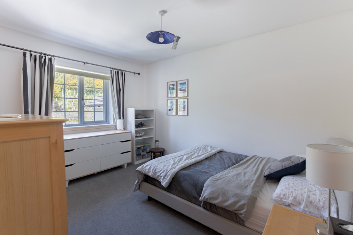 Friarsfield Way, Cults