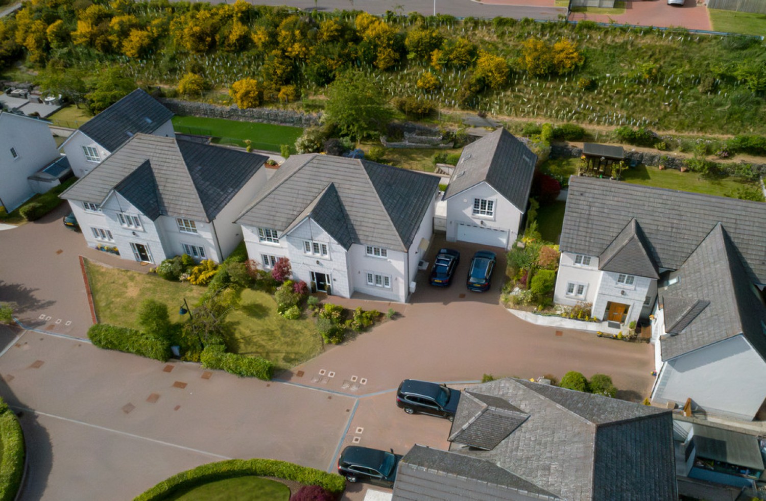 Friarsfield Way, Cults