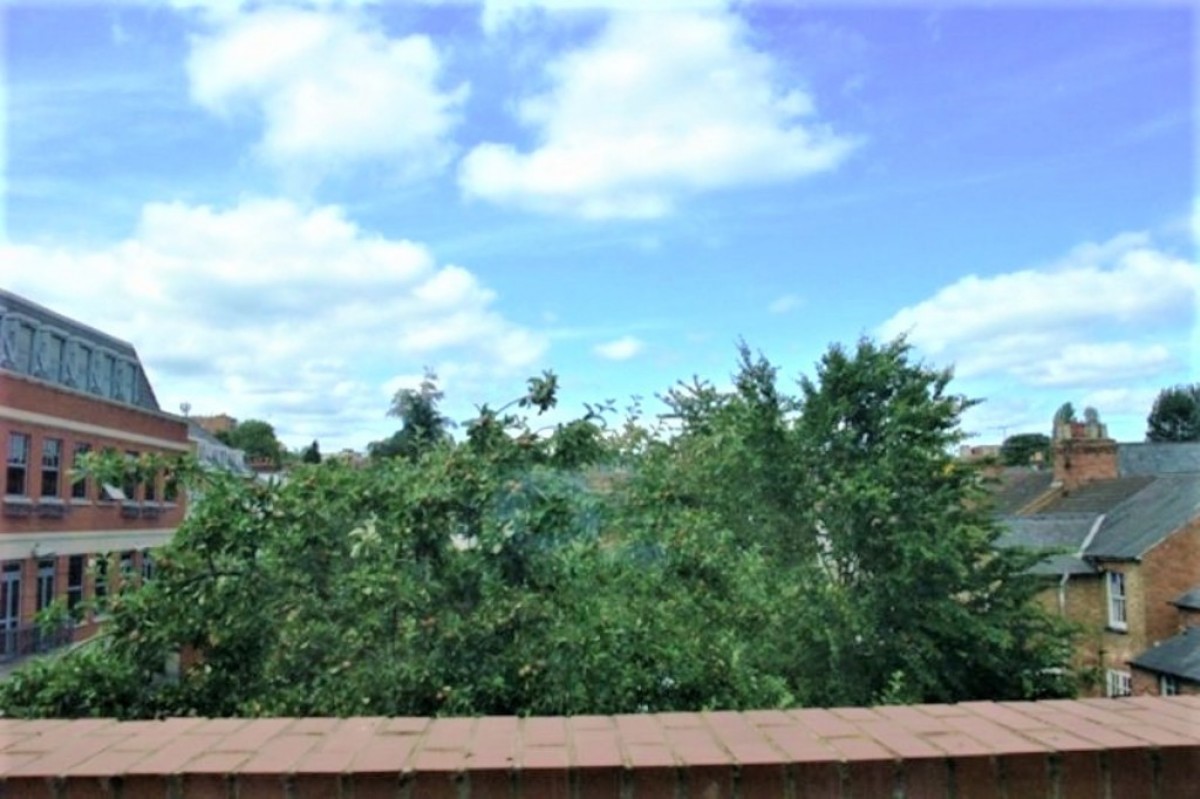 Close to City Centre and Station