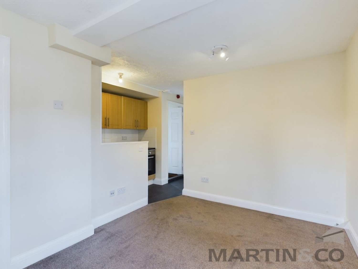 2 bedroom Flat in Bricket Lodge, Lye Lane