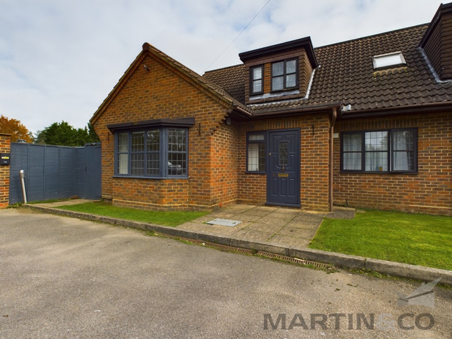 2 bedroom Flat in Bricket Lodge, Lye Lane