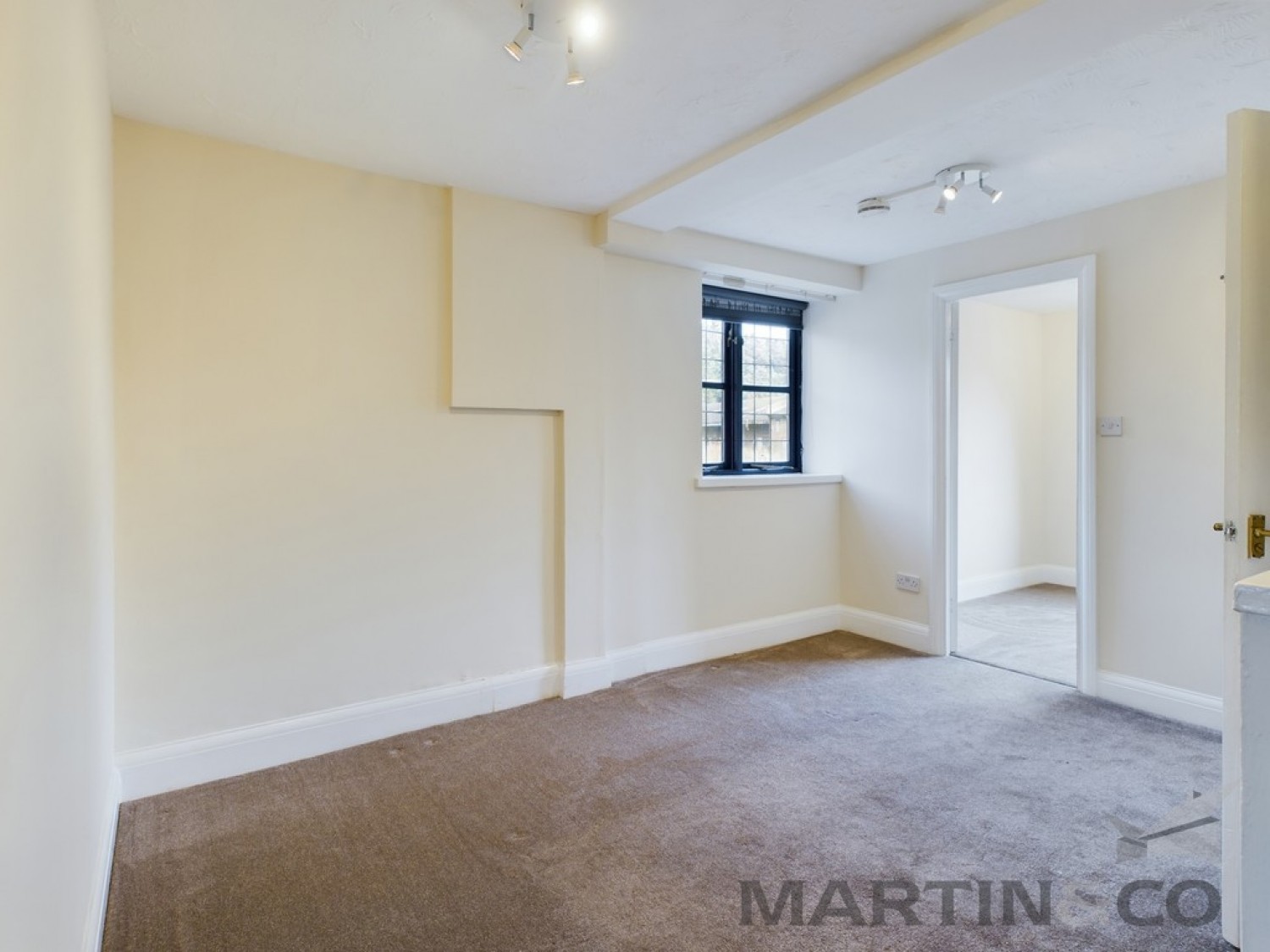 2 bedroom Flat in Bricket Lodge, Lye Lane