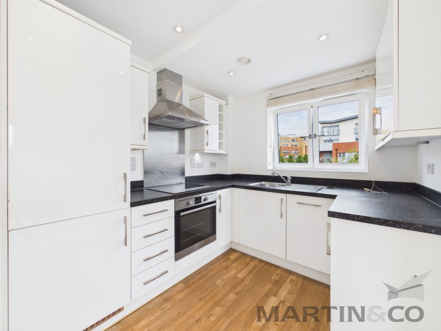 2 bedroom Flat for Letting Barcino House, close to Station