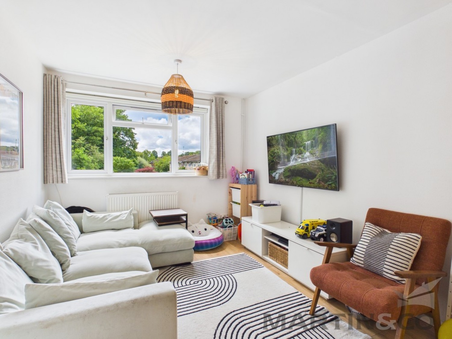 2 bedroom Flat for Letting The Beeches in Park Street