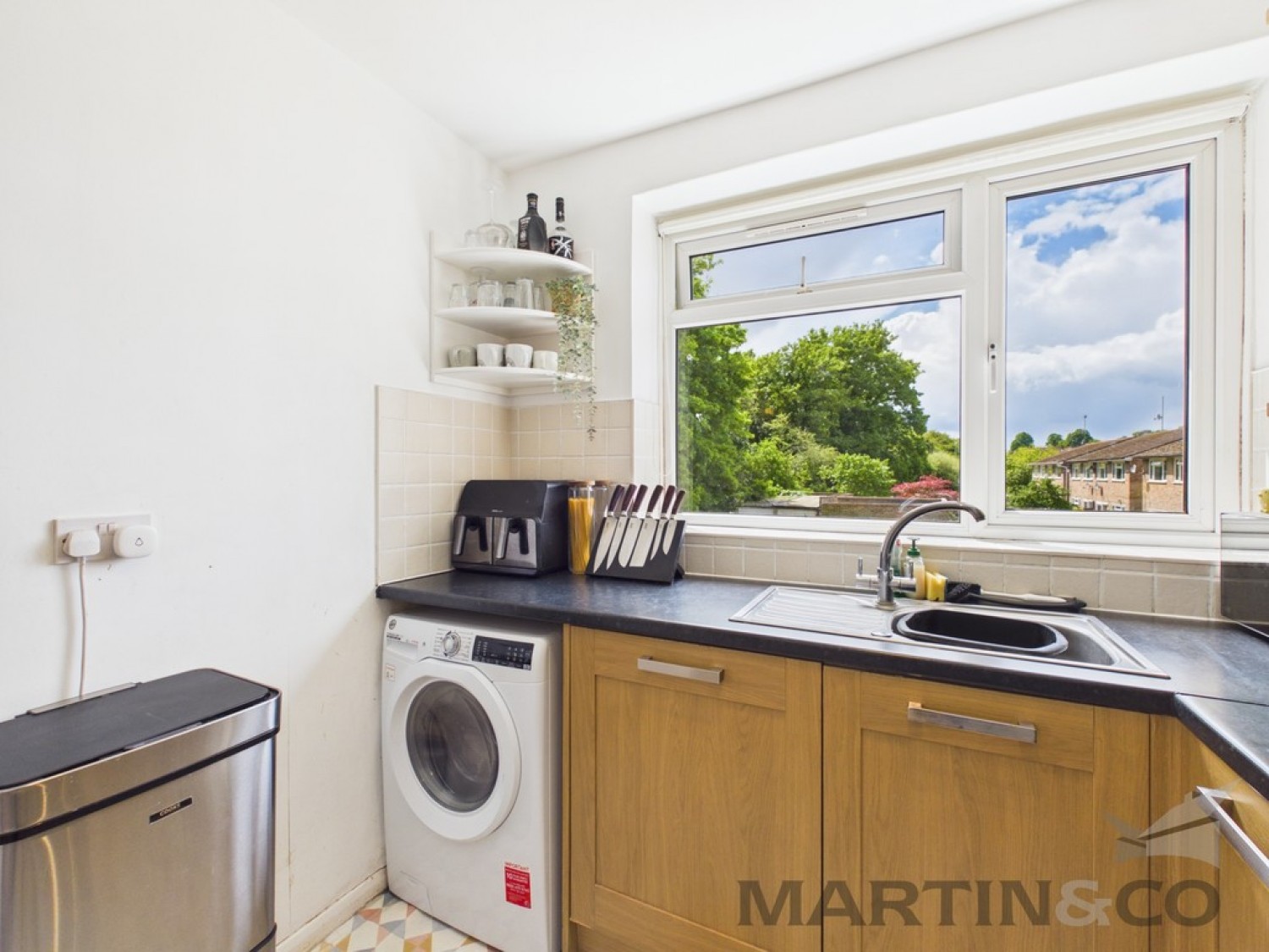 2 bedroom Flat for Letting The Beeches in Park Street