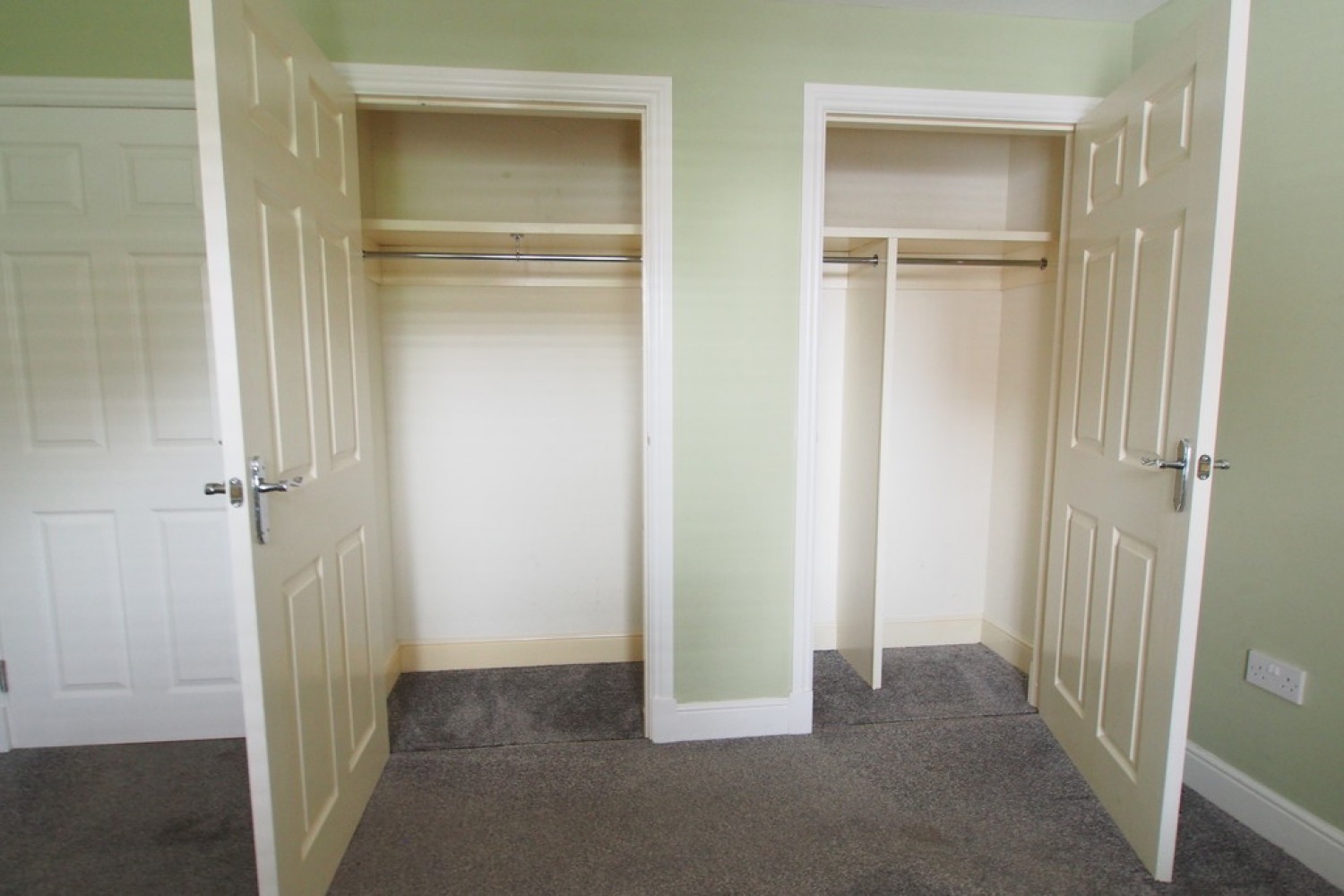 Cardon Square , Ferry Village