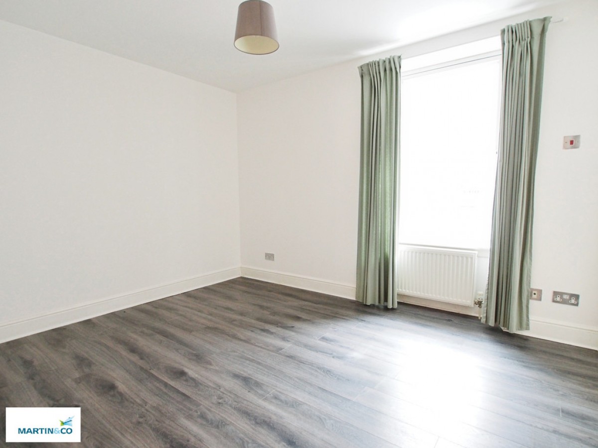 1/2, 27 Weighhouse Close