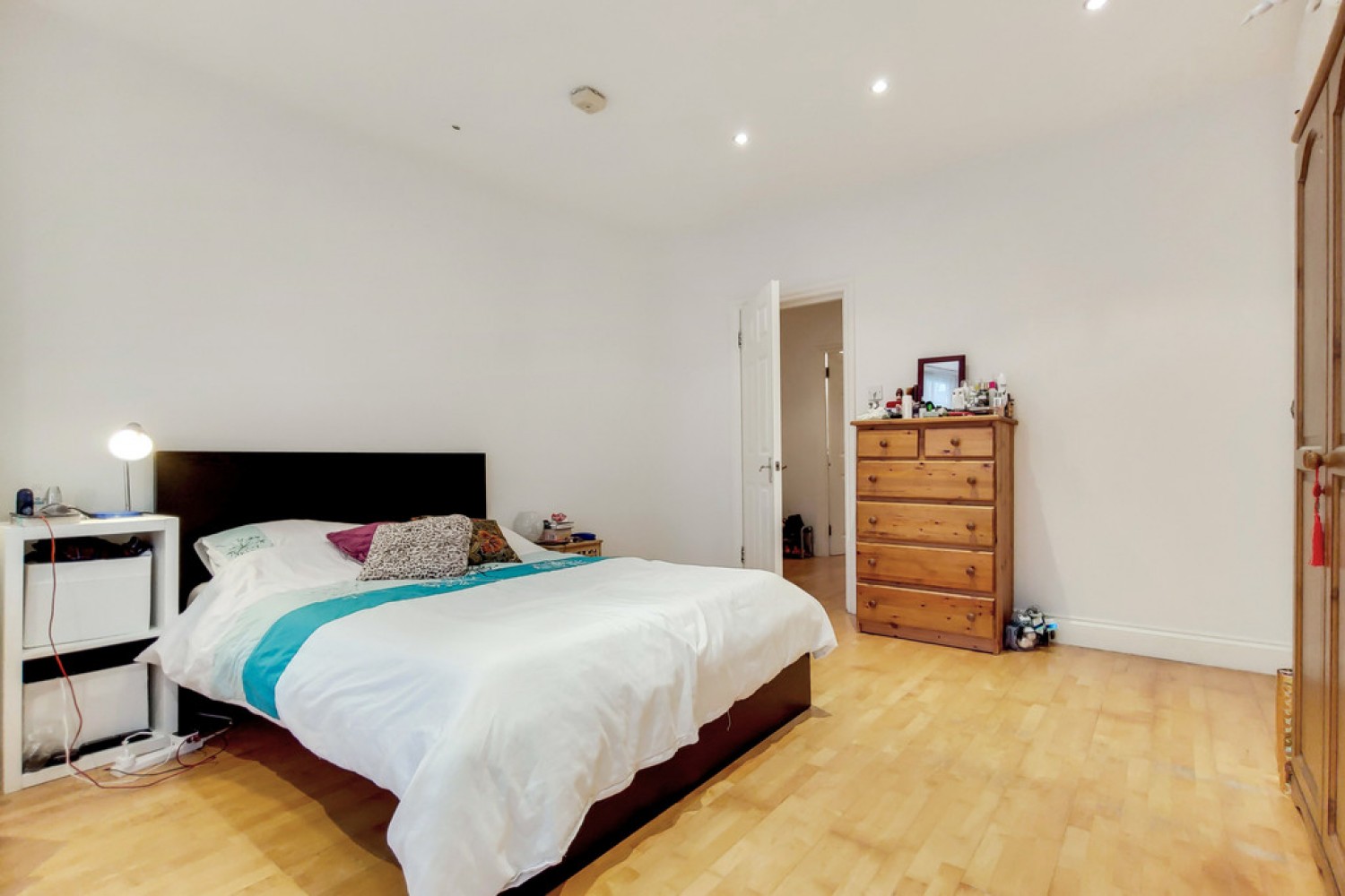 2 bedroom Flat for Letting Claremont Avenue, New Malden
