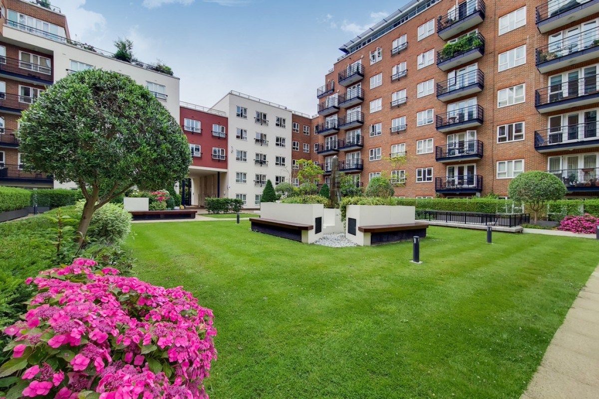 Royal Quarter, Seven Kings Way
