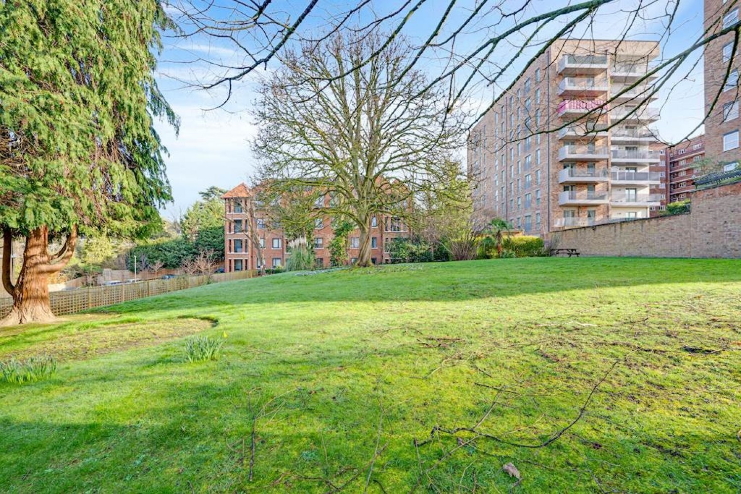2 bedroom Flat for Sale Kingston Hill, Kingston Upon Thames