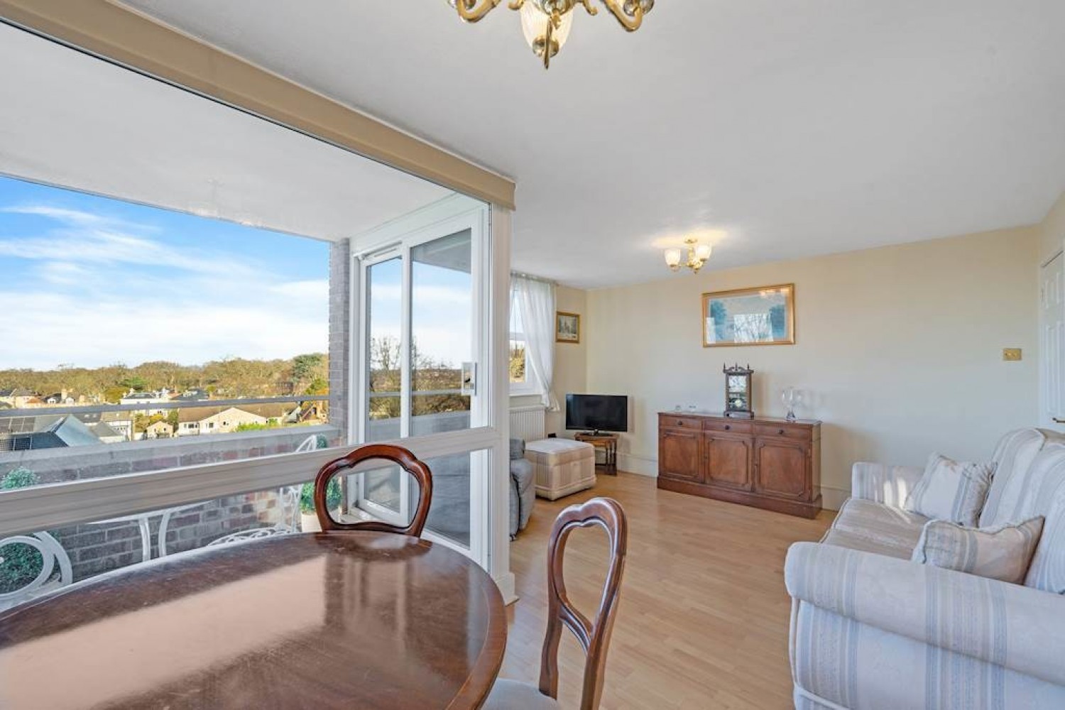 2 bedroom Flat for Sale Kingston Hill, Kingston Upon Thames