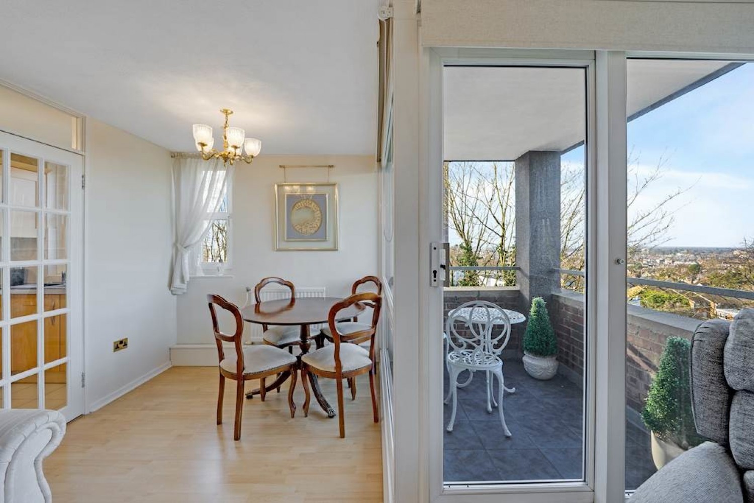 2 bedroom Flat for Sale Kingston Hill, Kingston Upon Thames