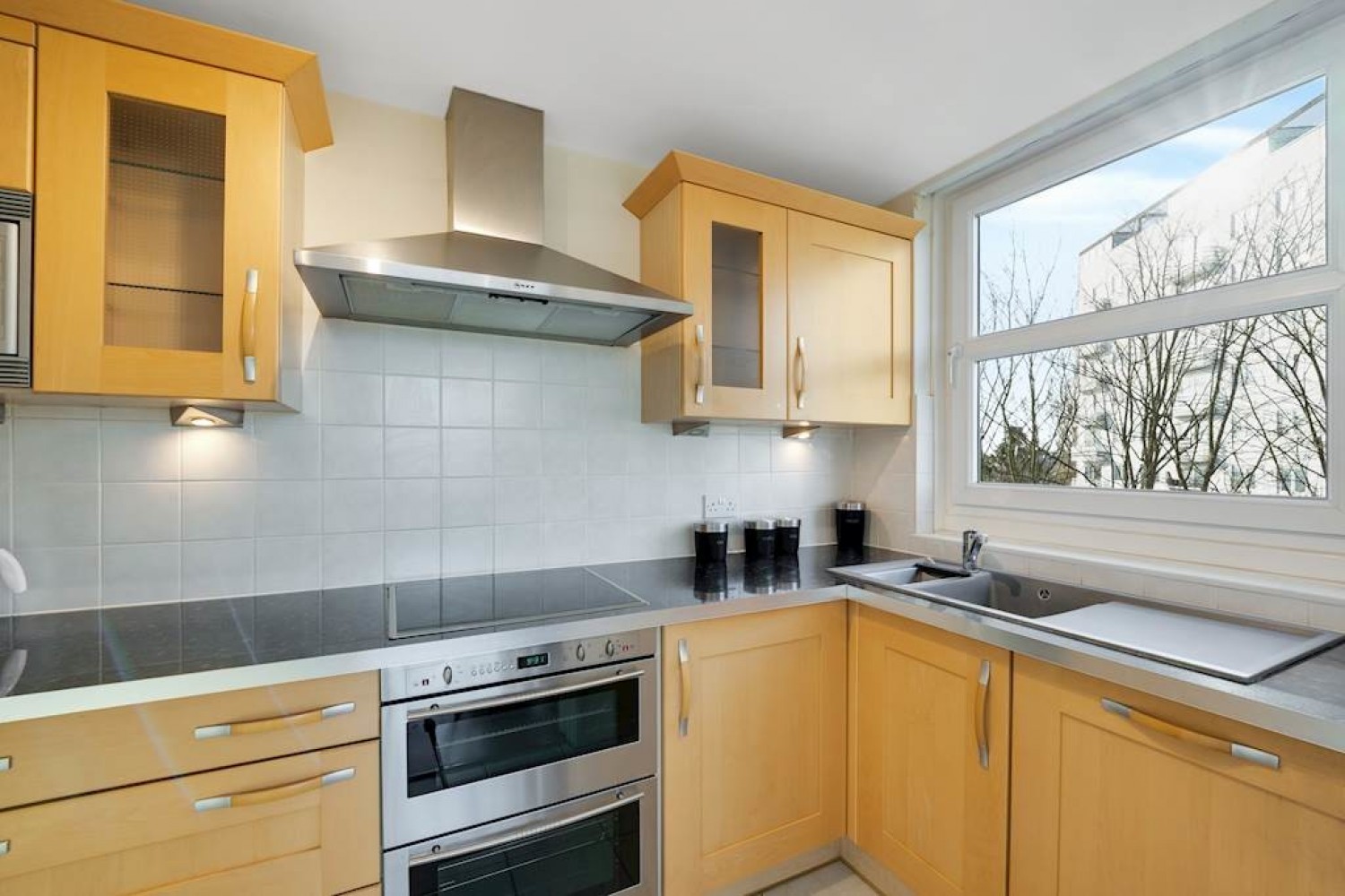2 bedroom Flat for Sale Kingston Hill, Kingston Upon Thames