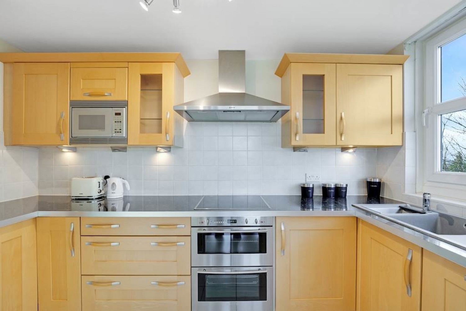 2 bedroom Flat for Sale Kingston Hill, Kingston Upon Thames
