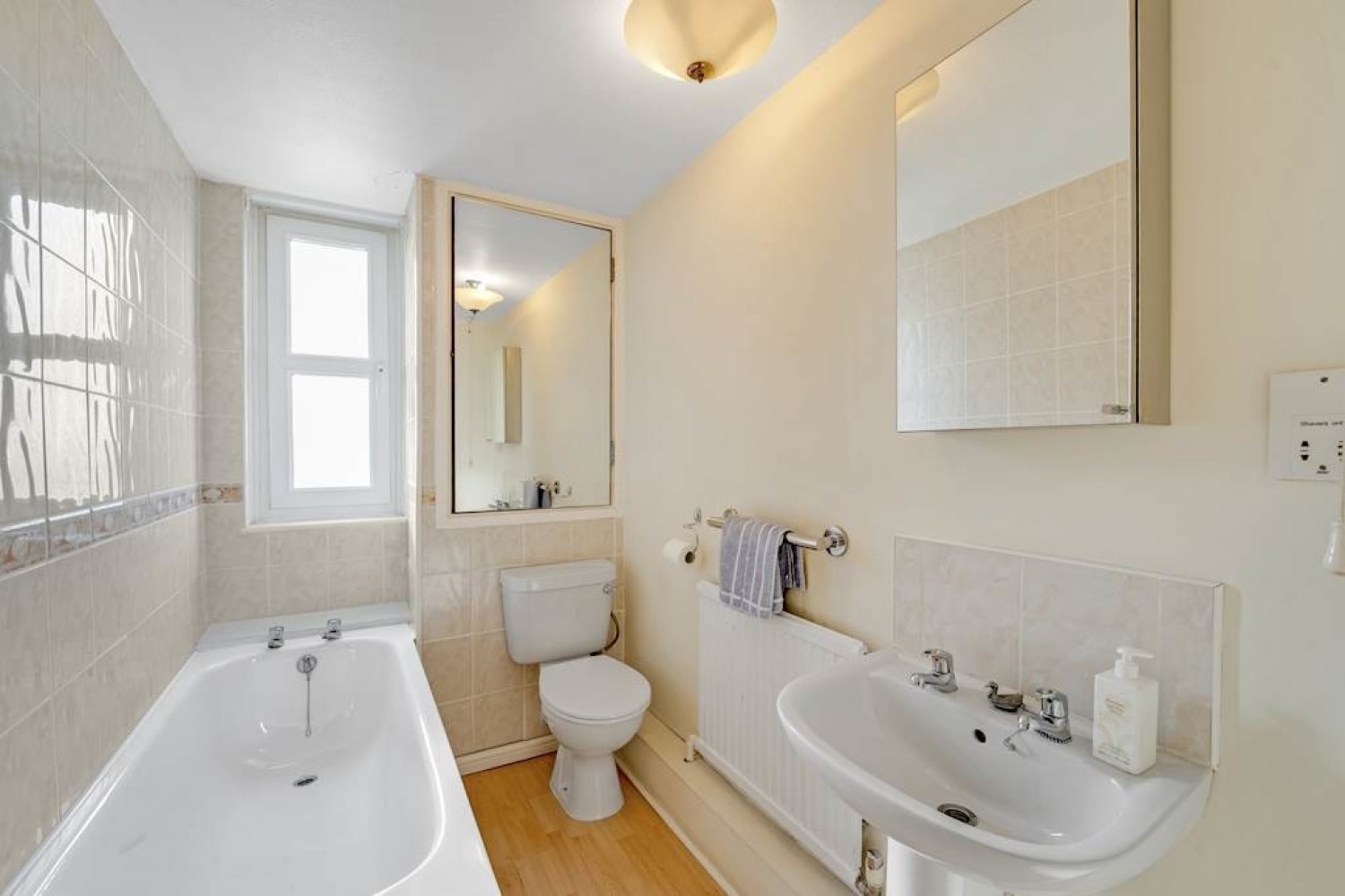 2 bedroom Flat for Sale Kingston Hill, Kingston Upon Thames