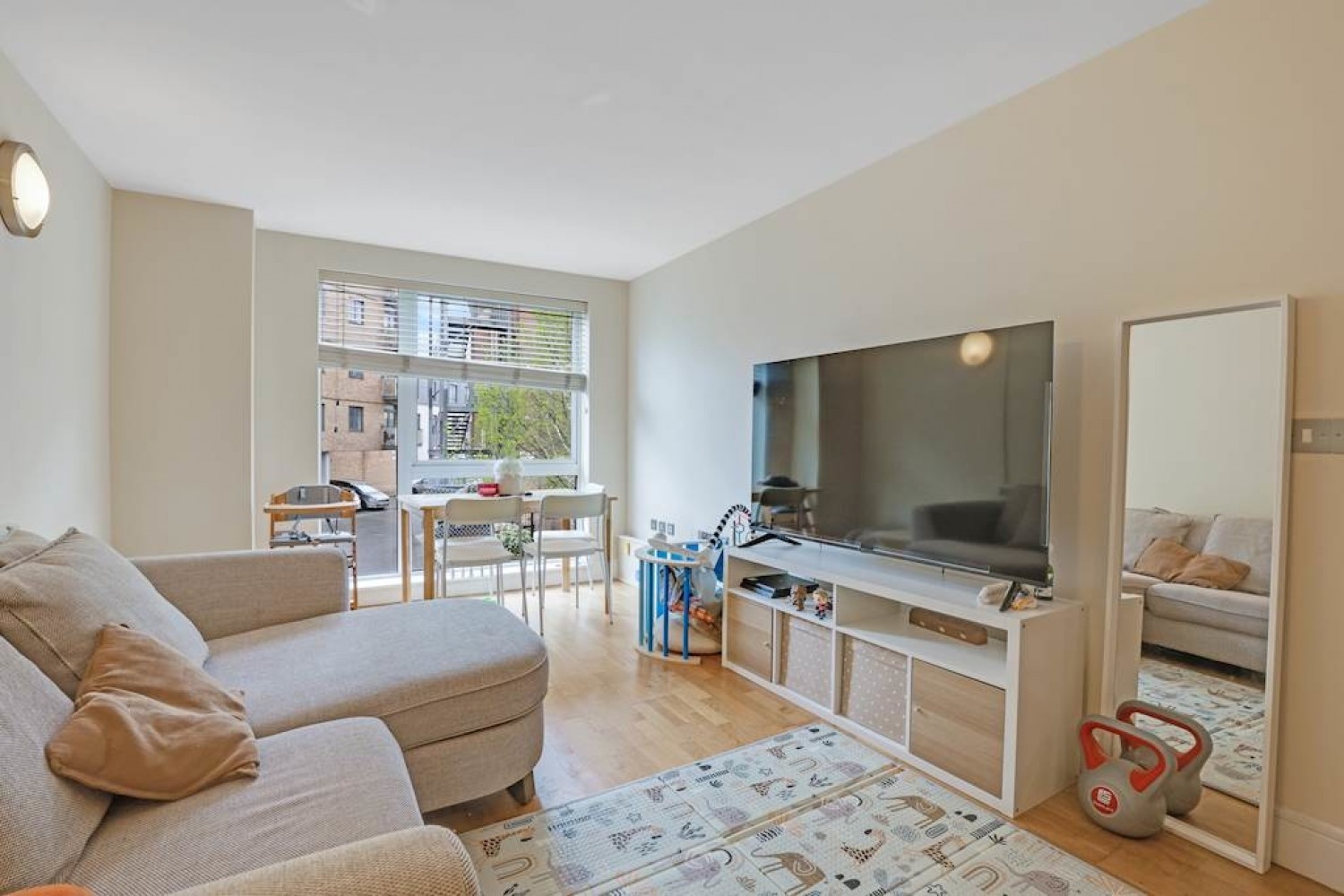 1 bedroom Flat for Sale Peckham Grove, London