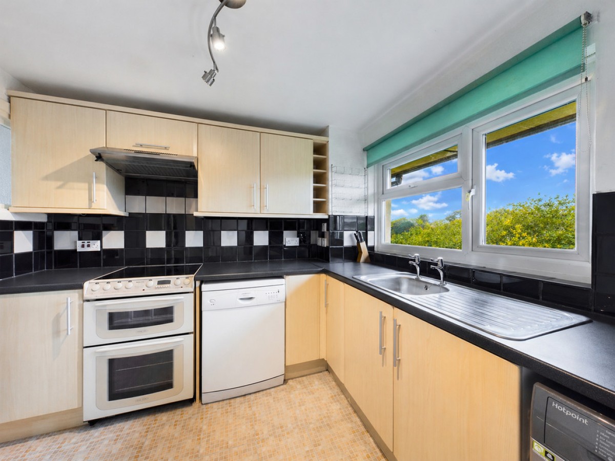 Fegen Road, Barne Barton