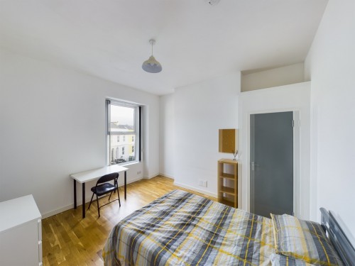 North Road West, Stonehouse