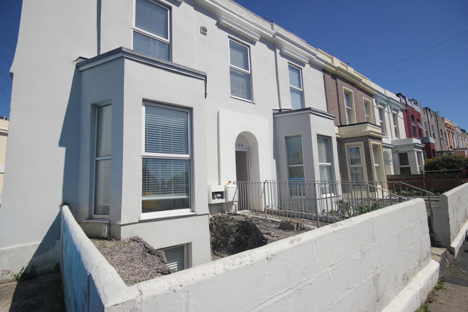 North Road West, Stonehouse