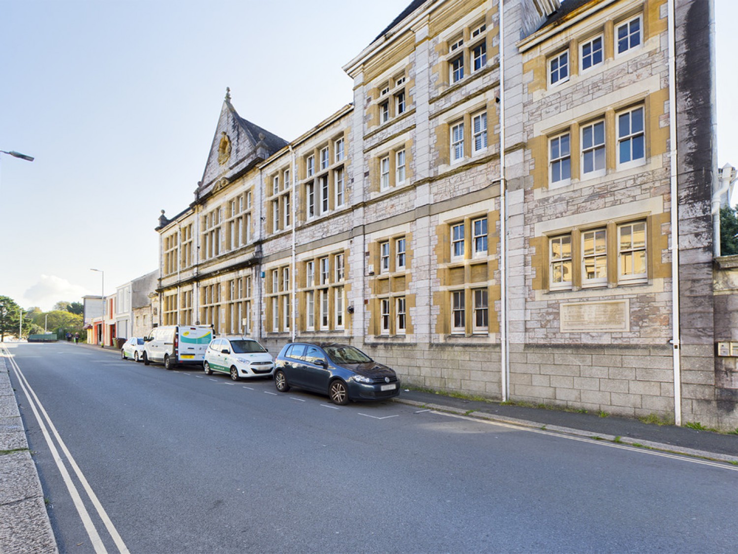 North Road West, Stonehouse