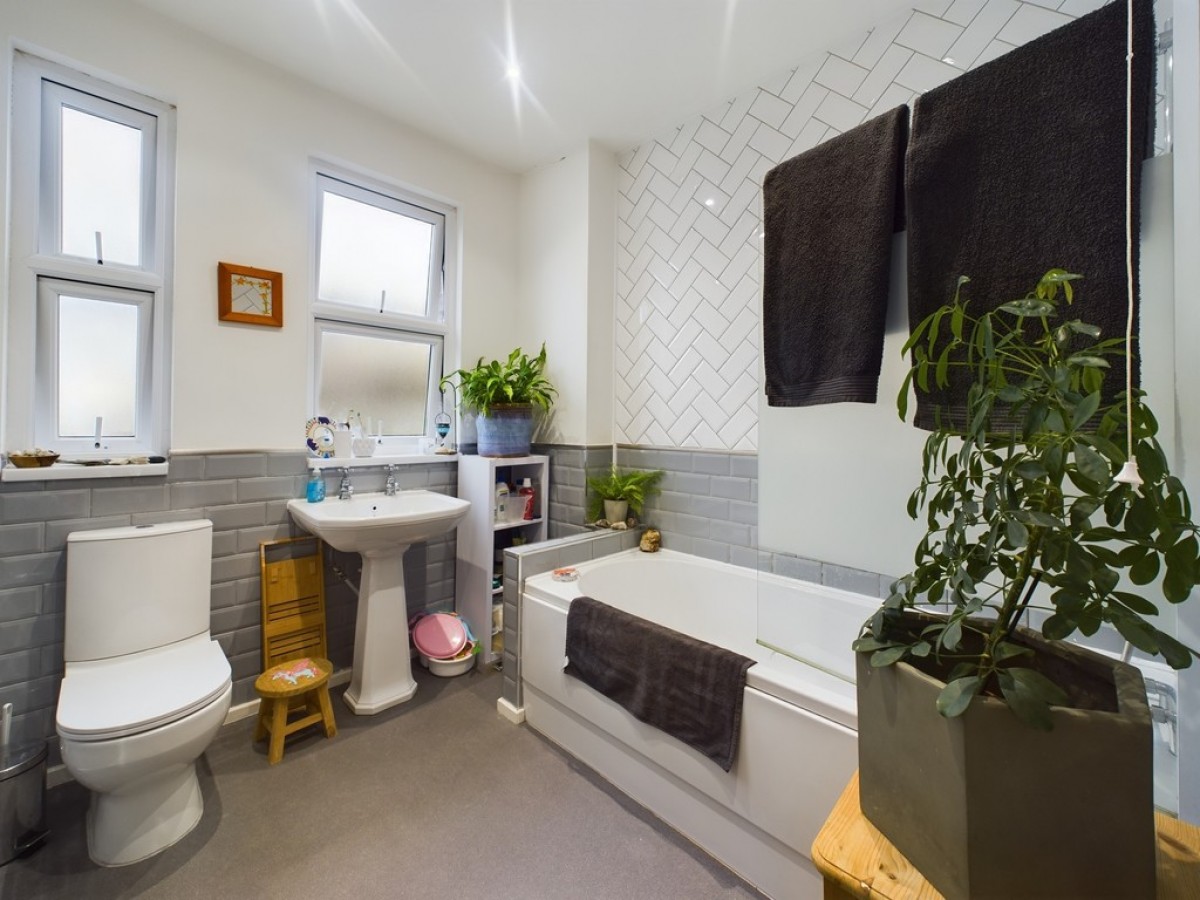 Torr View Avenue, Peverell