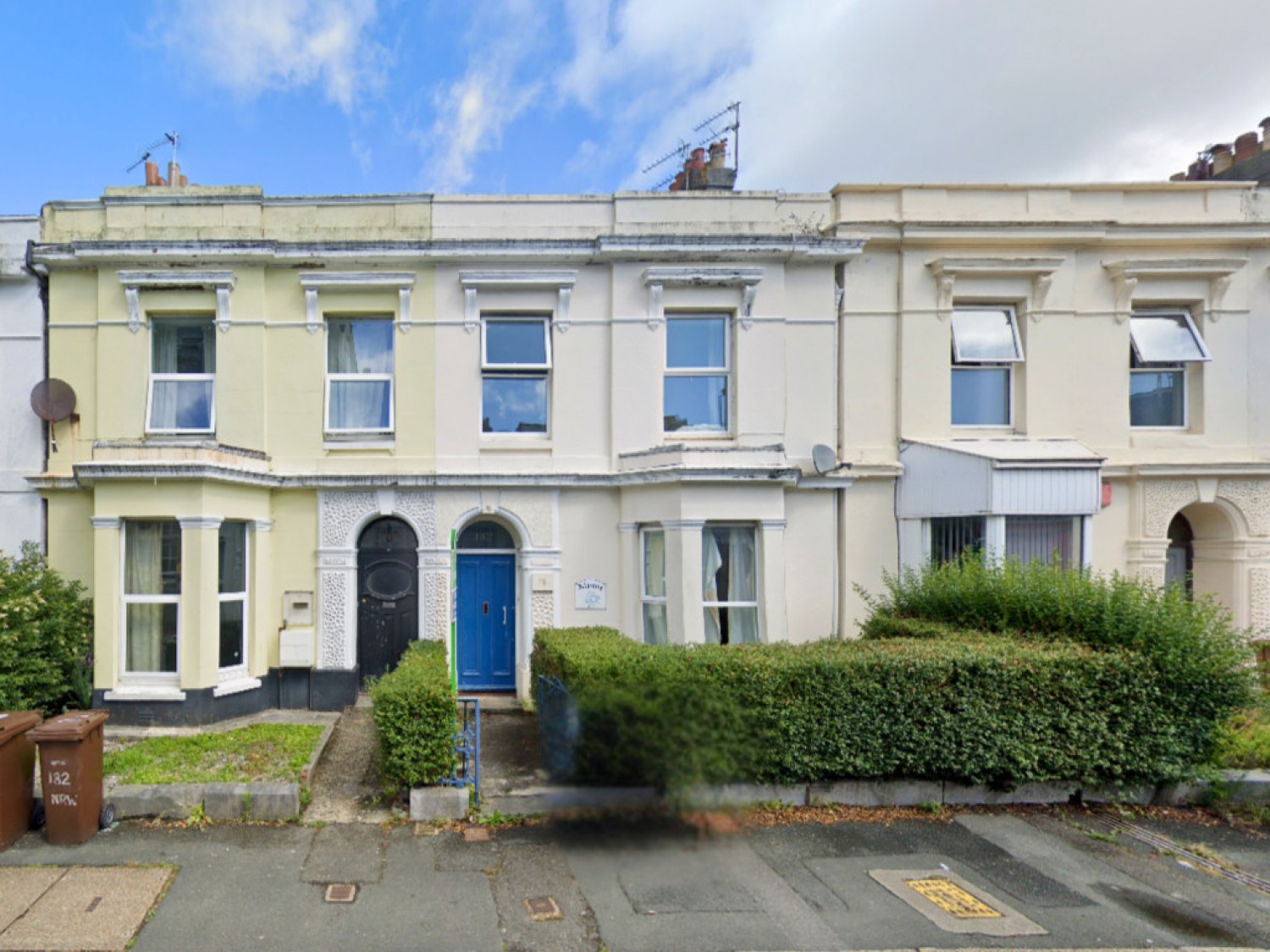 North Road West, Stonehouse