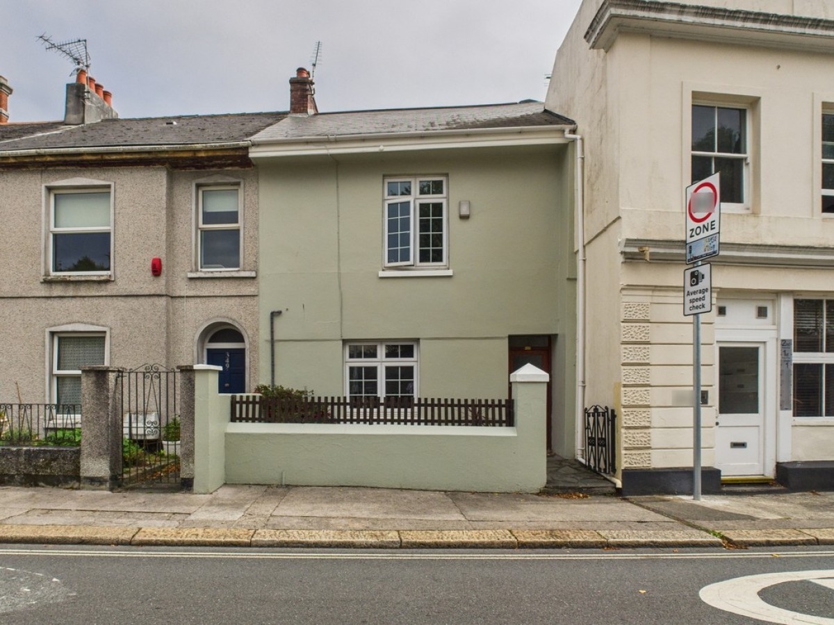 North Road West, Stonehouse