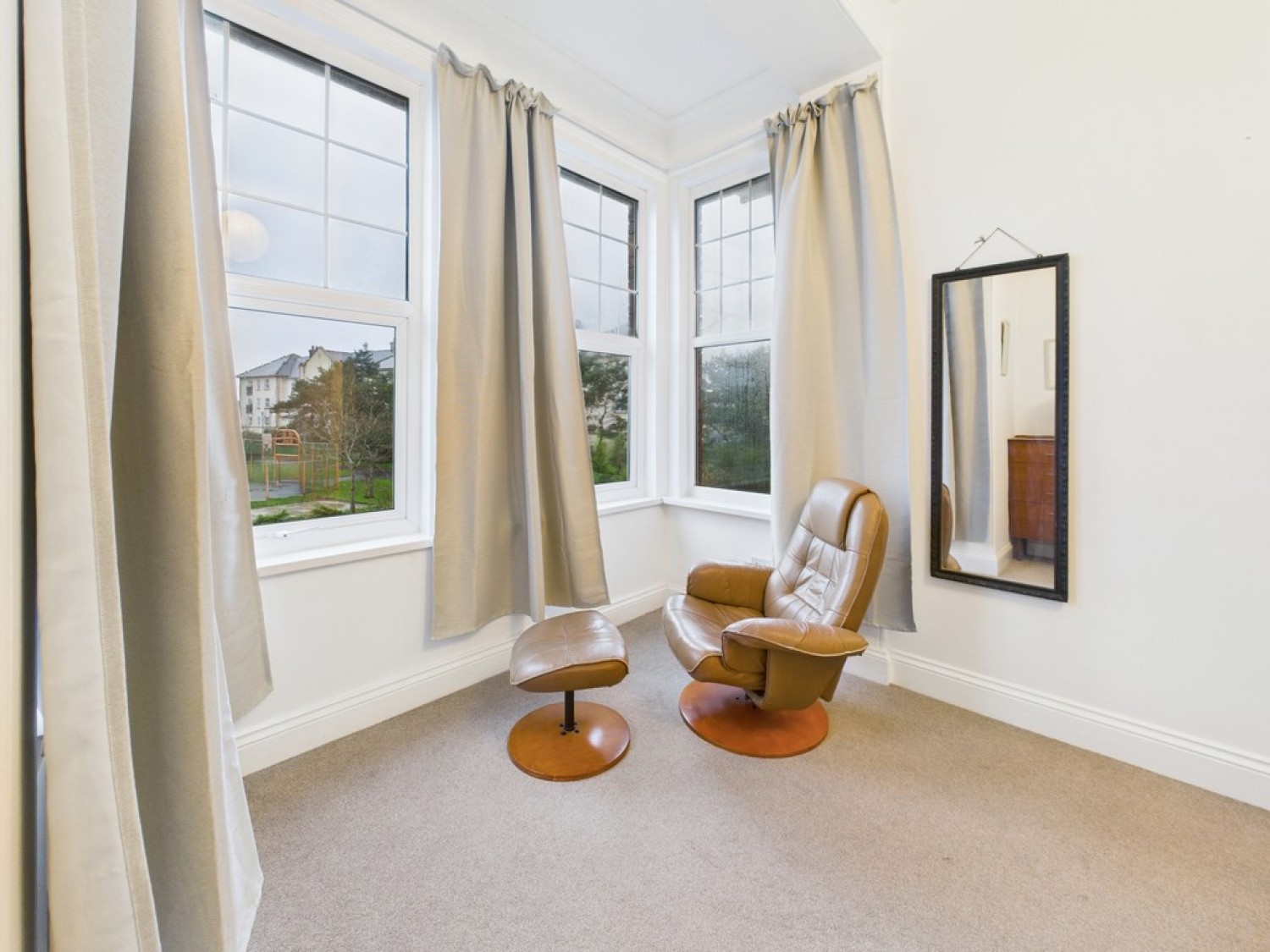 Queens Gate Villas, Lipson