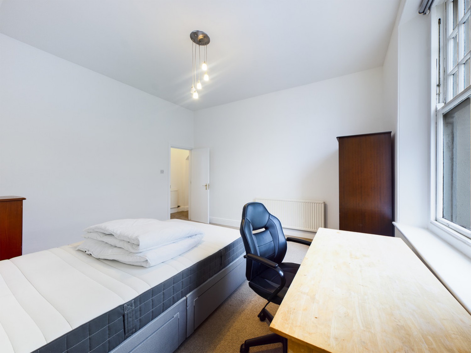 Queens Gate Villas, Lipson