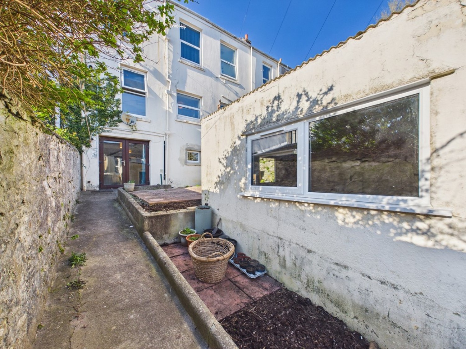 2 bedroom Flat for Letting Neath Road, St Judes