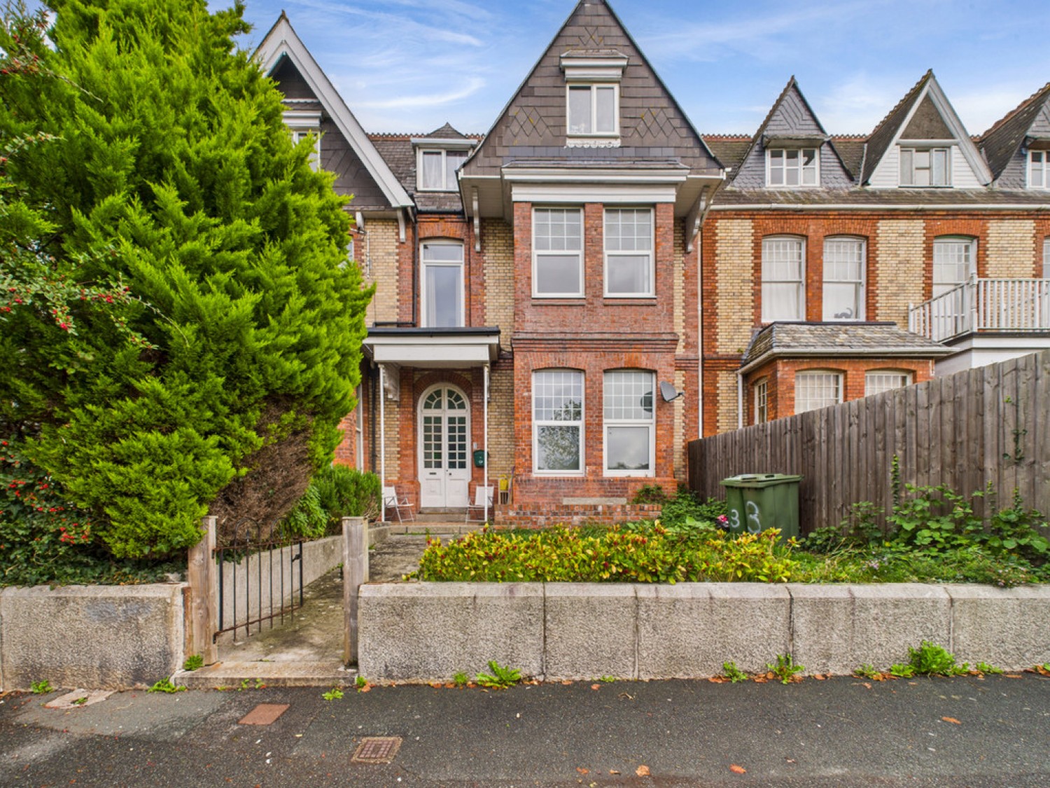 Queens Gate Villas, Lipson