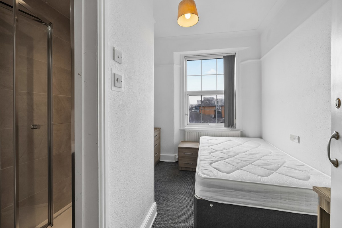 North Road East, Mutley