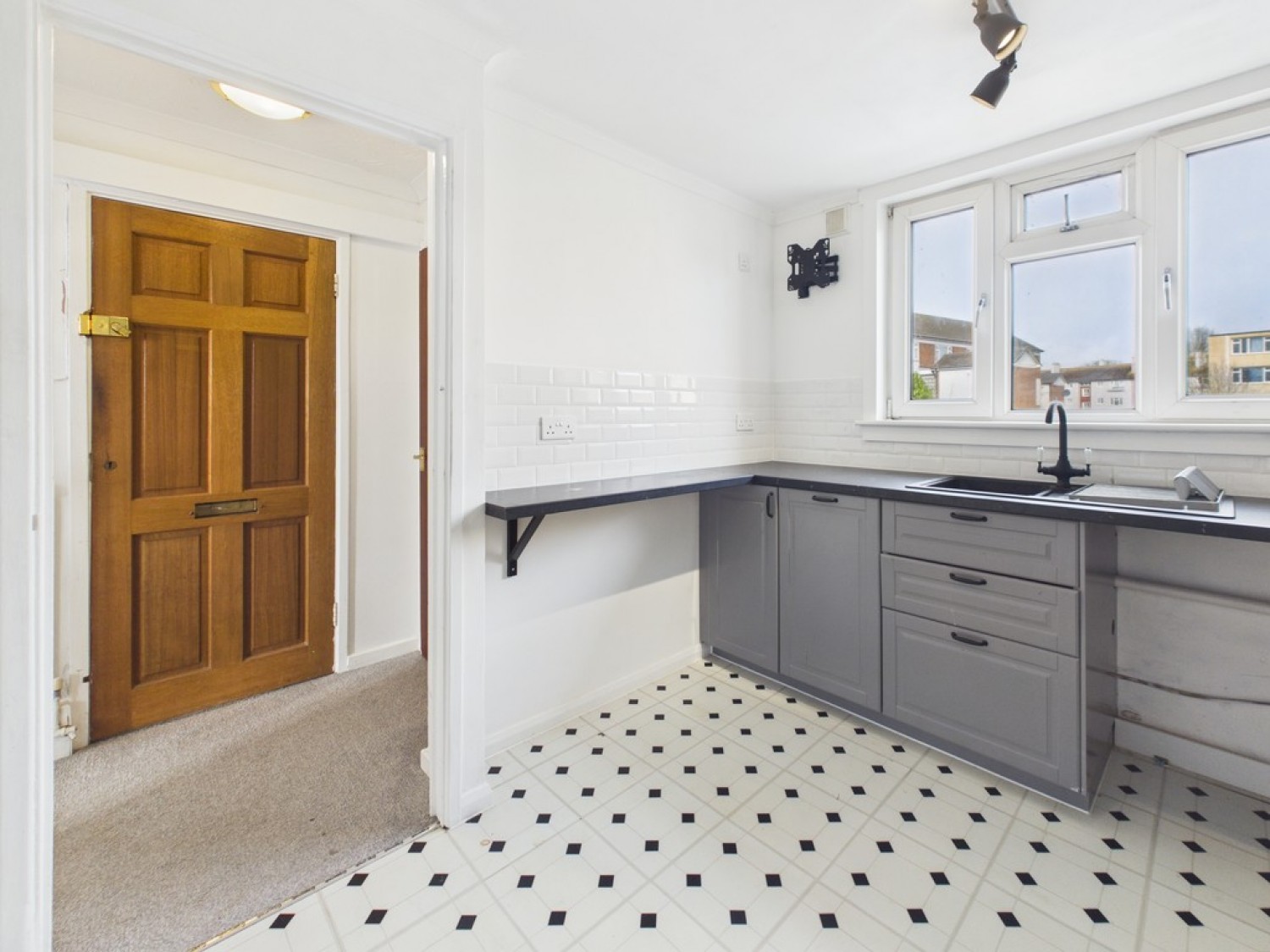 2 bedroom Flat for Letting St. Nazaire Close, Devonport